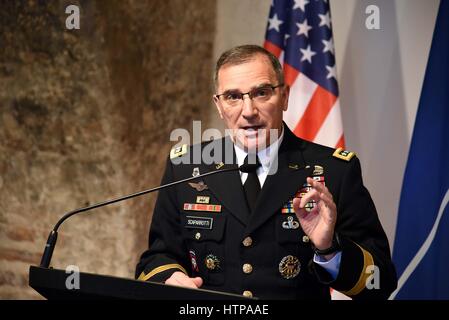 Vilnius, Lituania. 16 Mar, 2017. Curtis generale M. Scaparrotti, il Comandante supremo alleato in Europa della NATO del Comando alleato per funzionamento partecipa a una conferenza stampa congiunta di Vilnius, Lituania, il 16 marzo 2017. Scaparrotti sta effettuando la sua prima visita ufficiale in Lituania poiché assumendo i dazi nel maggio scorso. Credito: Alfredas Pliadis/Xinhua/Alamy Live News Foto Stock