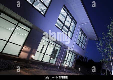 Ufficio moderno design di notte, Cardiff Wales, Regno Unito Foto Stock