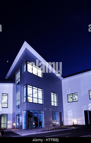 Ufficio moderno design di notte, Cardiff Wales, Regno Unito Foto Stock