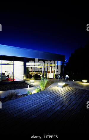 Ufficio moderno design di notte, Cardiff Wales, Regno Unito Foto Stock