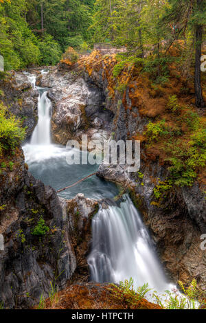 Upper Falls a Little Qualicum Cade vicino a Qualicum Beach e Parksville sull'Isola di Vancouver, British Columbia, Canada. Foto Stock