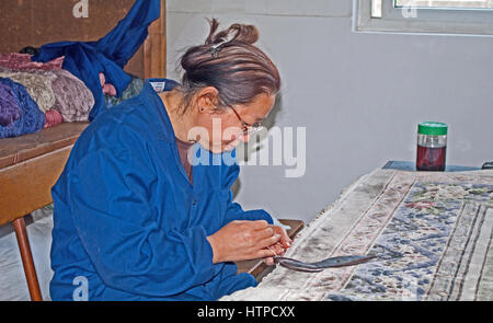 Shanghai Cina Asia donna cinese la maglia fine del tappeto in fabbrica di tappeti Foto Stock