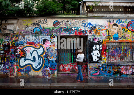 Una donna pause al di fuori della casa di Serge Gainsbourg, 5 Bis Rue de Verneuil, 75006 Parigi, Francia. La maison de Serge Gainsbourg. Foto Stock