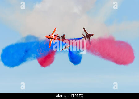 Drammatica frecce rosse formazione pausa durante un display airshow Foto Stock