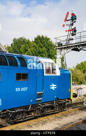 Classe 55 Deltic loco con semaforo segnali a Wansford sul Nene Valley Railway. Questo loco è 55022 Royal Scots Grey masquerading come 55007 Pinza Foto Stock