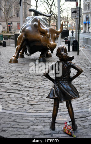 'L'impavido Girl' statua rivolta verso il toro di carica su Broadway in Manhattan inferiore. Foto Stock