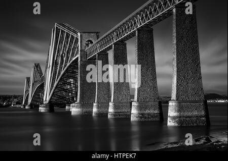 Black & White immagine del Firth of Forth Rail Bridge a South Queensferry, Edimburgo, Scozia Foto Stock