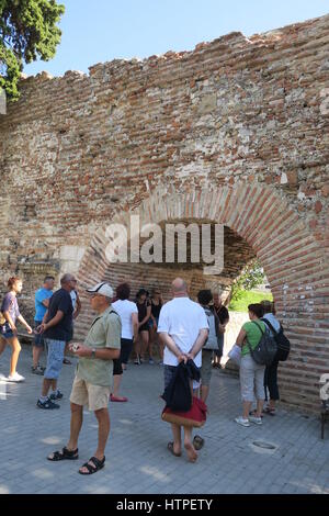 Anfiteatro di Durazzo è situato nel centro della città di Durazzo e è solo metà dissotterrato. fu costruita all'inizio del II secolo d.c. per spettacoli. Foto Stock