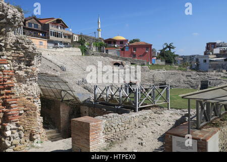 Anfiteatro di Durazzo è situato nel centro della città di Durazzo e è solo metà dissotterrato. fu costruita all'inizio del II secolo d.c. per spettacoli. Foto Stock