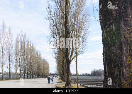 Dachau, campo di concentramento: camp road, vista dell'ex edificio della manutenzione (oggi exhibition), prigioniero caserma che sono indicati da concreti trovato Foto Stock