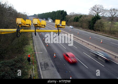 Fleet, Hampshire, Regno Unito - 11 Marzo 2017: la velocità media di telecamere in operazione sull'autostrada M3 con intenzionale di sfocatura di movimento sui veicoli Foto Stock