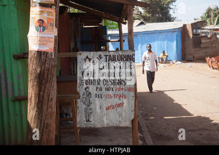 Persona che cammina con la stella, signore e signori di cucito, di Kibera slum, Nairobi, africa orientale Foto Stock