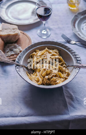 Tagliatelle al tartufo nero in una ciotola vintage Foto Stock