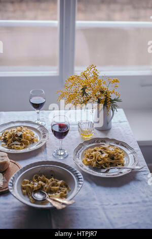 Tagliatelle al tartufo nero servita su piatti vintage Foto Stock