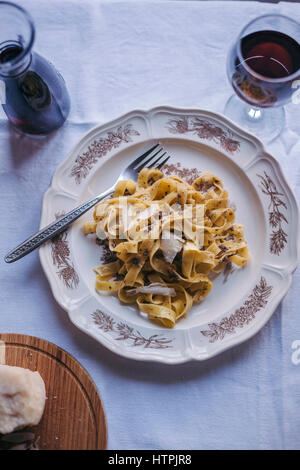 Tagliatelle al tartufo nero servito su una piastra vintage Foto Stock