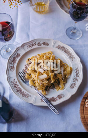 Tagliatelle al tartufo nero servito su una piastra vintage Foto Stock