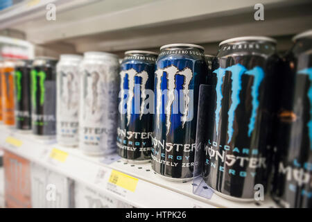 Monster marca di bevande energetiche su un comodo ripiano del negozio su Sabato, 4 marzo 2017. Monster bevanda recentemente segnalato molto forte del quarto trimestre le vendite e guadagni. Monster è parzialmente di proprietà di Coca-Cola. (© Richard B. Levine) Foto Stock