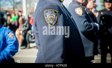 Un patch NYPD su un funzionario del vestito in uniforme di New York domenica 5 marzo 2017. (© Richard B. Levine) Foto Stock