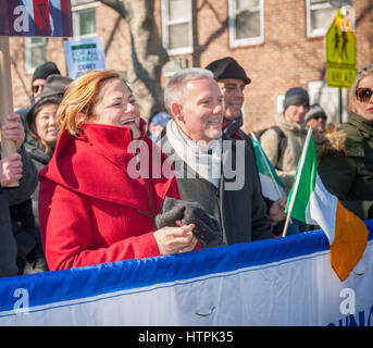 Della Città di NY parlare del Consiglio Melissa Mark-Viverito, sinistra e NY membro del consiglio Jimmy Van Bramer al Sunnyside, Queens San Patrizio sfilata il 5 marzo 2017. Addebitato come 'St. Pat per tutti" il festoso evento iniziato come alternativa al New York parata e gli organizzatori hanno cercato di rendere la sfilata inclusive consentendo a gay e lesbiche di marzo che erano vietati dalla New York parade. (© Richard B. Levine) Foto Stock