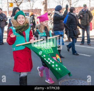 Ragazza locale truppe Scout in marzo il Sunnyside, Queens San Patrizio sfilata il 5 marzo 2017. Addebitato come 'St. Pat per tutti" il festoso evento iniziato come alternativa al New York parata e gli organizzatori hanno cercato di rendere la sfilata inclusive consentendo a gay e lesbiche di marzo che erano vietati dalla New York parade. (© Richard B. Levine) Foto Stock