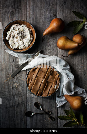 Pera un crostate di ricotta sulla tabella grigia Foto Stock