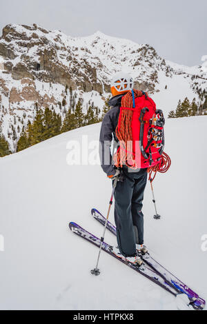 Shane Nelson sull approccio al Silver Peak salite di ghiaccio nei pressi di Sun Valley Idaho Foto Stock