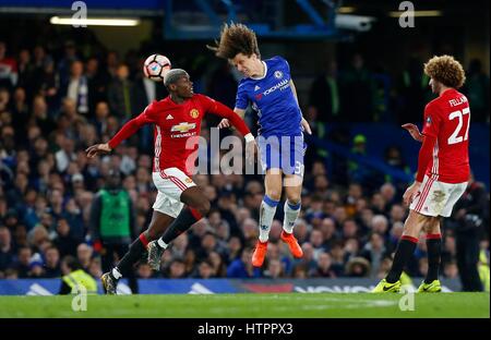 David Luiz del Chelsea il sistema VIES per la palla con Paul Pogba del Manchester United durante la FA Cup match tra Chelsea e Manchester United a Stamford Bridge di Londra. Marzo 13, 2017. *** Solo uso editoriale *** FA Premier League e Football League immagini sono soggette a licenza DataCo vedere www.football-dataco.com James Boardman / Immagini teleobiettivo +44 7967 642437 Foto Stock