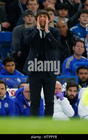 Chelsea Manager Antonio Conte gesti ai suoi giocatori durante la FA Cup match tra Chelsea e Manchester United a Stamford Bridge di Londra. Marzo 13, 2017. *** Solo uso editoriale *** FA Premier League e Football League immagini sono soggette a licenza DataCo vedere www.football-dataco.com Foto Stock
