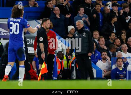 Il Manchester United manager José Mourinho ride dopo l'invio di off di Ander Herrera del Manchester United durante la FA Cup match tra Chelsea e Manchester United a Stamford Bridge di Londra. Marzo 13, 2017. *** Solo uso editoriale *** FA Premier League e Football League immagini sono soggette a licenza DataCo vedere www.football-dataco.com Foto Stock