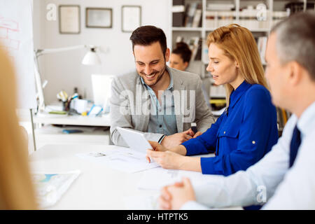 Gli imprenditori a collaborare e a parlare attraverso nuove idee in ufficio Foto Stock