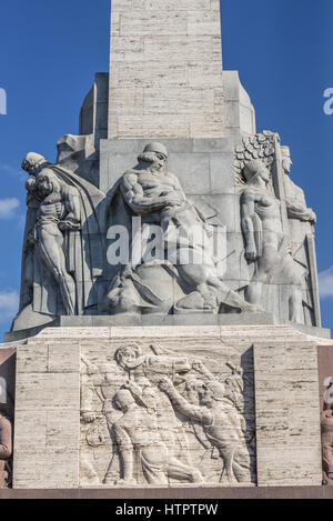 Close up su uno zoccolo di libertà un monumento in onore di soldati uccisi durante la guerra lettone di indipendenza nella riga, città capitale della Lettonia Foto Stock