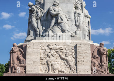 Close up su uno zoccolo di libertà un monumento in onore di soldati uccisi durante la guerra lettone di indipendenza nella riga, città capitale della Lettonia Foto Stock