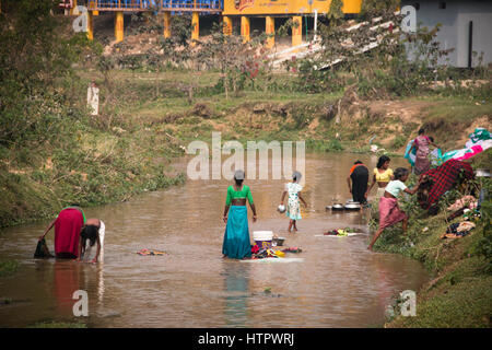 SRIMANGAL, BANGLADESH - Febbraio 2017: le donne a lavare i panni nel fiume in Srimangal in Bangladesh Foto Stock