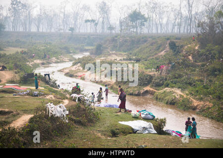 SRIMANGAL, BANGLADESH - Febbraio 2017: le donne a lavare i panni nel fiume in Srimangal in Bangladesh Foto Stock