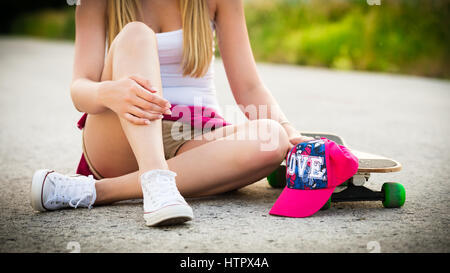 Anonimo ragazza adolescente con lo skateboard Foto Stock