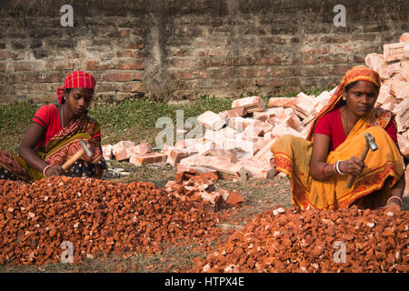 SRIMANGAL, BANGLADESH - Febbraio 2017: hard donne che lavorano il taglio di pietre in un villaggio vicino a Srimangal in Bangladesh Foto Stock