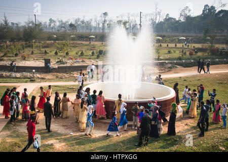 SRIMANGAL, BANGLADESH - Febbraio 2017: strada con molti veicoli nel centro di Srimangal, Bangladesh Foto Stock