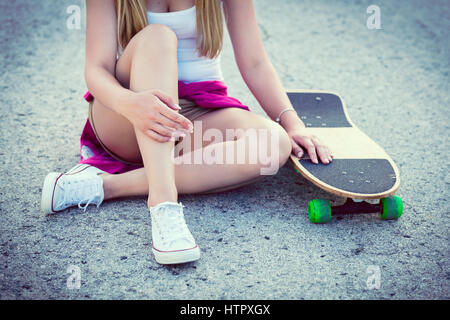 Anonimo hipster ragazza adolescente con lo skateboard Foto Stock