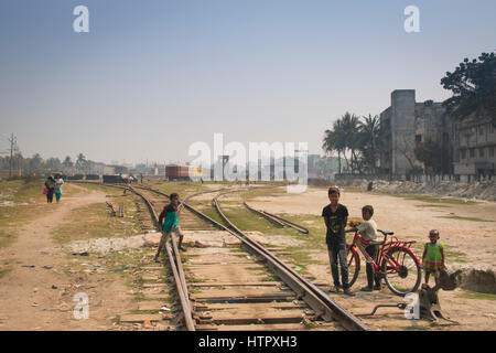 KHULNA, BANGLADESH - Febbraio 2017: i binari della ferrovia con treni e persone nella stazione Khulna in Bangladesh Foto Stock