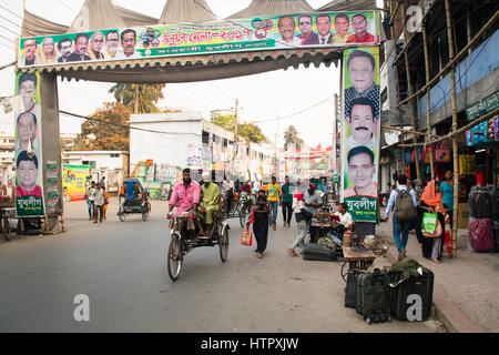 KHULNA, BANGLADESH - Febbraio 2017: strada con molti veicoli nel centro di Khulna, Bangladesh Foto Stock