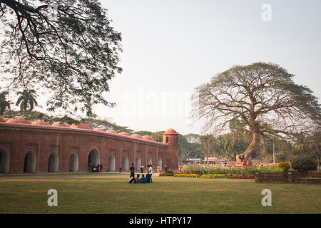 BAGERHAT, BANGLADESH - Febbraio 2017: Shait Gumbad moschea di Bagerhat, Bangladesh, costruito nel 1459 da Khan Jahan Ali. Questa moschea è anche chiamato il 60 Foto Stock