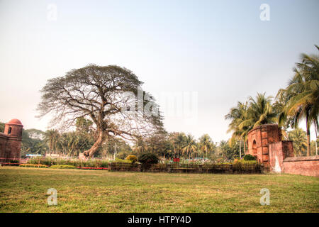 Shait Gumbad moschea di Bagerhat, Bangladesh, costruito nel 1459 da Khan Jahan Ali. Questa moschea è anche chiamato il 60 moschea a cupola Foto Stock