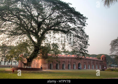 Shait Gumbad moschea di Bagerhat, Bangladesh, costruito nel 1459 da Khan Jahan Ali. Questa moschea è anche chiamato il 60 moschea a cupola Foto Stock