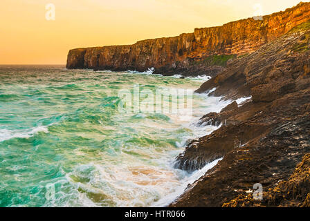 Vista al tramonto presso la scogliera di Capo San Vincenzo, Sagres Portogallo, Algarve Foto Stock