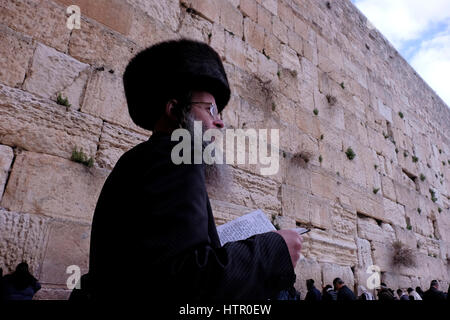 Ultra ebrei ortodossi che indossa una pelliccia shtreimel cappello indossato da molti sposato Haredi uomini ebraica, su Sabato e festività ebraiche pregando nel muro occidentale o kotel nella città vecchia di Gerusalemme Est Israele Foto Stock