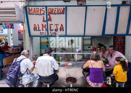 La gente del posto di mangiare in un ristorante di mercato in Mercado, mercato in San Jose, Costa Rica Foto Stock