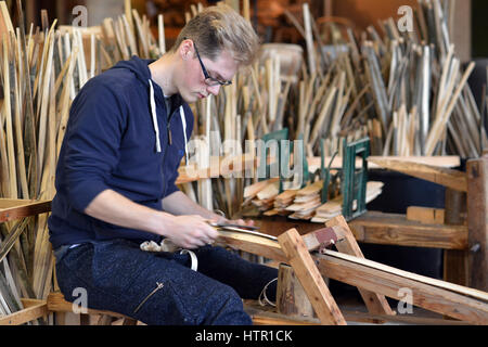 In officina di un ultimo tradizionale Sussex trug makers, Thomas Smith 's Trugs in Magham giù, East Sussex. Rob Tuppen e gli apprendisti. Foto Stock