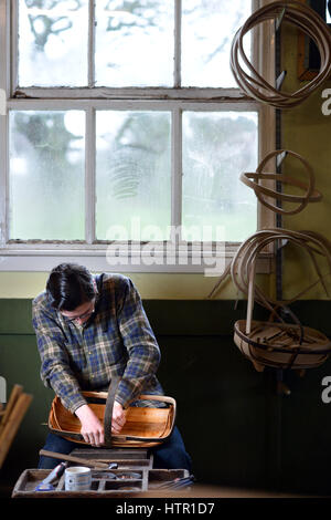 In officina di un ultimo tradizionale Sussex trug makers, Thomas Smith 's Trugs in Magham giù, East Sussex. Rob Tuppen e gli apprendisti. Foto Stock