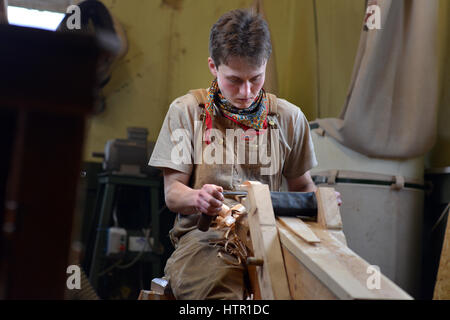 In officina di un ultimo tradizionale Sussex trug makers, Thomas Smith 's Trugs in Magham giù, East Sussex. Rob Tuppen e gli apprendisti. Foto Stock