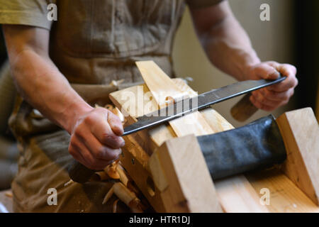 In officina di un ultimo tradizionale Sussex trug makers, Thomas Smith 's Trugs in Magham giù, East Sussex. Rob Tuppen e gli apprendisti. Foto Stock